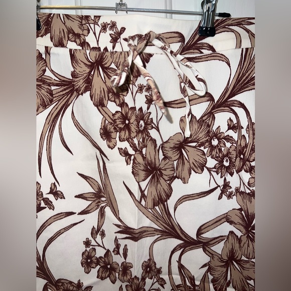 $7 GORGEOUS SKIRT. NEW WITHOUT TAGS. SIZE MED. $7 IF BUNDLED - Picture 5 of 10